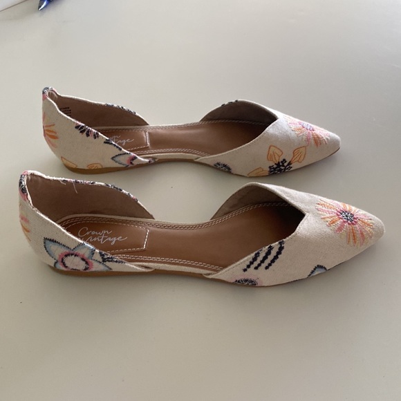 Crown Vintage flats, canvass and leather with floral design. Size 8. - Picture 2 of 2